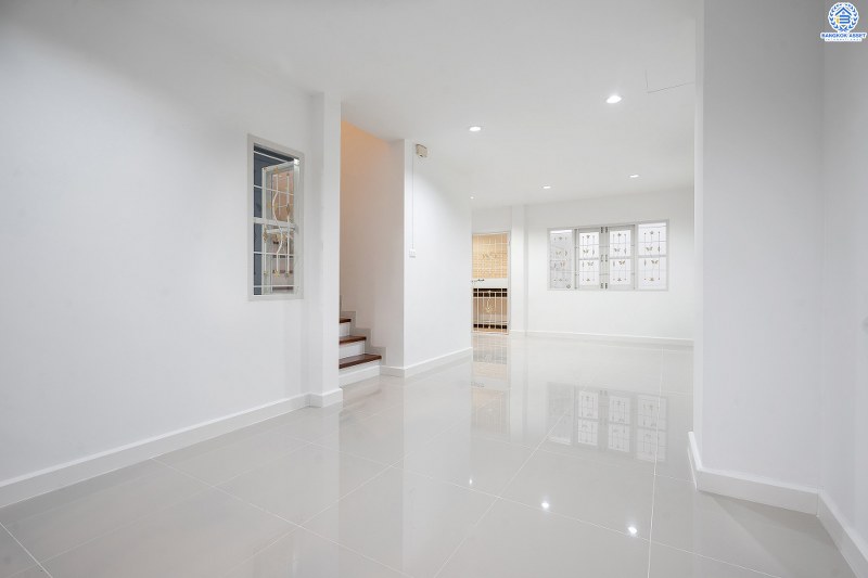 บ้านมือสองตกแต่งใหม่ ใกล้รถไฟฟ้า! ม.เปี่ยมสุข รัตนาธิเบศร์-พระนั่งเกล้า (ซ.รัตนาธิเบศร์38) บ้านพร้อมอยู่ เนื้อที่ 19.5 ตร.ว. ครบครันทุกฟังก์ชั่น 3นอน 2น้ำ ครัวเคาน์เตอร์+โรงรถ บนทำเลโซนเมือง! สะดวกทุกการเดินทาง ใกล้เซ็นทรัลรัตนาธิเบศร์ และสถานที่ราชการหลายแห่ง หน้าโครงการห่างจาก MRT สะพานพระนั่งเกล้า เพียง 1กม.