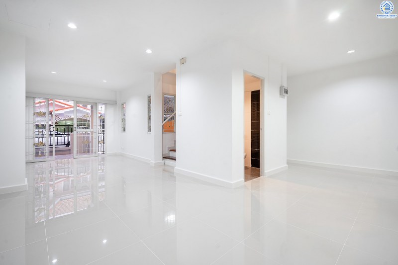 บ้านมือสองตกแต่งใหม่ ใกล้รถไฟฟ้า! ม.เปี่ยมสุข รัตนาธิเบศร์-พระนั่งเกล้า (ซ.รัตนาธิเบศร์38) บ้านพร้อมอยู่ เนื้อที่ 19.5 ตร.ว. ครบครันทุกฟังก์ชั่น 3นอน 2น้ำ ครัวเคาน์เตอร์+โรงรถ บนทำเลโซนเมือง! สะดวกทุกการเดินทาง ใกล้เซ็นทรัลรัตนาธิเบศร์ และสถานที่ราชการหลายแห่ง หน้าโครงการห่างจาก MRT สะพานพระนั่งเกล้า เพียง 1กม.