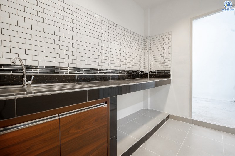 บ้านมือสองตกแต่งใหม่ ใกล้รถไฟฟ้า! ม.เปี่ยมสุข รัตนาธิเบศร์-พระนั่งเกล้า (ซ.รัตนาธิเบศร์38) บ้านพร้อมอยู่ เนื้อที่ 19.5 ตร.ว. ครบครันทุกฟังก์ชั่น 3นอน 2น้ำ ครัวเคาน์เตอร์+โรงรถ บนทำเลโซนเมือง! สะดวกทุกการเดินทาง ใกล้เซ็นทรัลรัตนาธิเบศร์ และสถานที่ราชการหลายแห่ง หน้าโครงการห่างจาก MRT สะพานพระนั่งเกล้า เพียง 1กม.