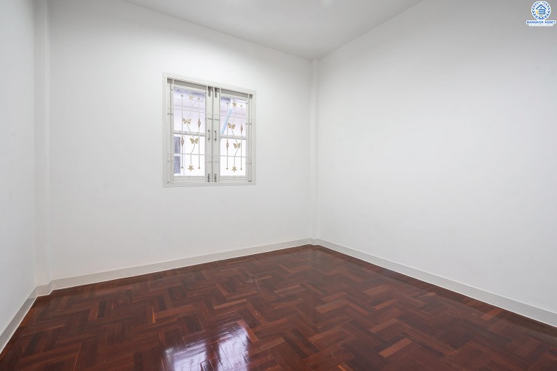 บ้านมือสองตกแต่งใหม่ ใกล้รถไฟฟ้า! ม.เปี่ยมสุข รัตนาธิเบศร์-พระนั่งเกล้า (ซ.รัตนาธิเบศร์38) บ้านพร้อมอยู่ เนื้อที่ 19.5 ตร.ว. ครบครันทุกฟังก์ชั่น 3นอน 2น้ำ ครัวเคาน์เตอร์+โรงรถ บนทำเลโซนเมือง! สะดวกทุกการเดินทาง ใกล้เซ็นทรัลรัตนาธิเบศร์ และสถานที่ราชการหลายแห่ง หน้าโครงการห่างจาก MRT สะพานพระนั่งเกล้า เพียง 1กม.