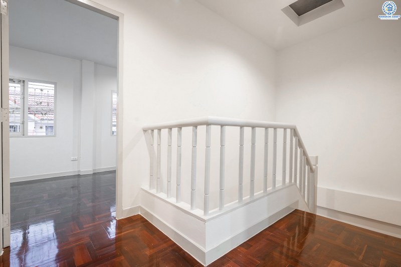 บ้านมือสองตกแต่งใหม่ ใกล้รถไฟฟ้า! ม.เปี่ยมสุข รัตนาธิเบศร์-พระนั่งเกล้า (ซ.รัตนาธิเบศร์38) บ้านพร้อมอยู่ เนื้อที่ 19.5 ตร.ว. ครบครันทุกฟังก์ชั่น 3นอน 2น้ำ ครัวเคาน์เตอร์+โรงรถ บนทำเลโซนเมือง! สะดวกทุกการเดินทาง ใกล้เซ็นทรัลรัตนาธิเบศร์ และสถานที่ราชการหลายแห่ง หน้าโครงการห่างจาก MRT สะพานพระนั่งเกล้า เพียง 1กม.