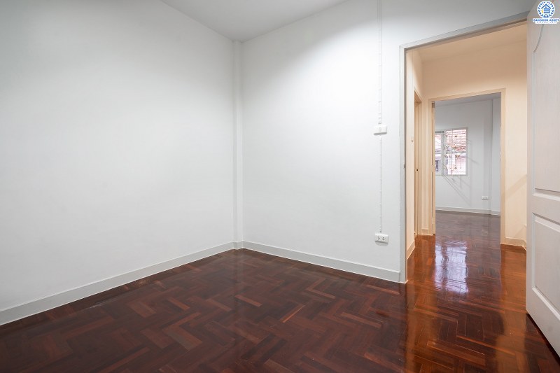 บ้านมือสองตกแต่งใหม่ ใกล้รถไฟฟ้า! ม.เปี่ยมสุข รัตนาธิเบศร์-พระนั่งเกล้า (ซ.รัตนาธิเบศร์38) บ้านพร้อมอยู่ เนื้อที่ 19.5 ตร.ว. ครบครันทุกฟังก์ชั่น 3นอน 2น้ำ ครัวเคาน์เตอร์+โรงรถ บนทำเลโซนเมือง! สะดวกทุกการเดินทาง ใกล้เซ็นทรัลรัตนาธิเบศร์ และสถานที่ราชการหลายแห่ง หน้าโครงการห่างจาก MRT สะพานพระนั่งเกล้า เพียง 1กม.