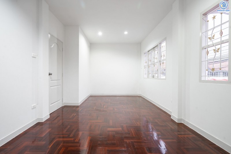 บ้านมือสองตกแต่งใหม่ ใกล้รถไฟฟ้า! ม.เปี่ยมสุข รัตนาธิเบศร์-พระนั่งเกล้า (ซ.รัตนาธิเบศร์38) บ้านพร้อมอยู่ เนื้อที่ 19.5 ตร.ว. ครบครันทุกฟังก์ชั่น 3นอน 2น้ำ ครัวเคาน์เตอร์+โรงรถ บนทำเลโซนเมือง! สะดวกทุกการเดินทาง ใกล้เซ็นทรัลรัตนาธิเบศร์ และสถานที่ราชการหลายแห่ง หน้าโครงการห่างจาก MRT สะพานพระนั่งเกล้า เพียง 1กม.