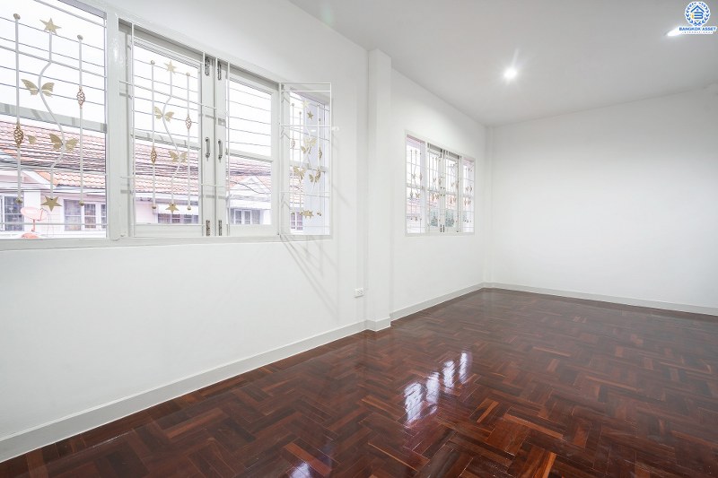 บ้านมือสองตกแต่งใหม่ ใกล้รถไฟฟ้า! ม.เปี่ยมสุข รัตนาธิเบศร์-พระนั่งเกล้า (ซ.รัตนาธิเบศร์38) บ้านพร้อมอยู่ เนื้อที่ 19.5 ตร.ว. ครบครันทุกฟังก์ชั่น 3นอน 2น้ำ ครัวเคาน์เตอร์+โรงรถ บนทำเลโซนเมือง! สะดวกทุกการเดินทาง ใกล้เซ็นทรัลรัตนาธิเบศร์ และสถานที่ราชการหลายแห่ง หน้าโครงการห่างจาก MRT สะพานพระนั่งเกล้า เพียง 1กม.