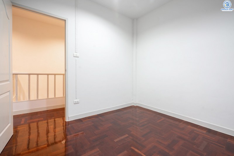 บ้านมือสองตกแต่งใหม่ ใกล้รถไฟฟ้า! ม.เปี่ยมสุข รัตนาธิเบศร์-พระนั่งเกล้า (ซ.รัตนาธิเบศร์38) บ้านพร้อมอยู่ เนื้อที่ 19.5 ตร.ว. ครบครันทุกฟังก์ชั่น 3นอน 2น้ำ ครัวเคาน์เตอร์+โรงรถ บนทำเลโซนเมือง! สะดวกทุกการเดินทาง ใกล้เซ็นทรัลรัตนาธิเบศร์ และสถานที่ราชการหลายแห่ง หน้าโครงการห่างจาก MRT สะพานพระนั่งเกล้า เพียง 1กม.