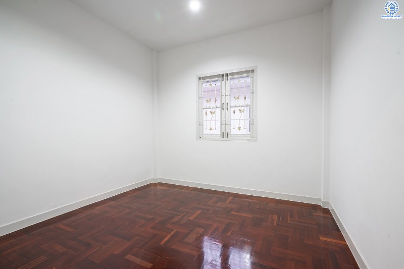 บ้านมือสองตกแต่งใหม่ ใกล้รถไฟฟ้า! ม.เปี่ยมสุข รัตนาธิเบศร์-พระนั่งเกล้า (ซ.รัตนาธิเบศร์38) บ้านพร้อมอยู่ เนื้อที่ 19.5 ตร.ว. ครบครันทุกฟังก์ชั่น 3นอน 2น้ำ ครัวเคาน์เตอร์+โรงรถ บนทำเลโซนเมือง! สะดวกทุกการเดินทาง ใกล้เซ็นทรัลรัตนาธิเบศร์ และสถานที่ราชการหลายแห่ง หน้าโครงการห่างจาก MRT สะพานพระนั่งเกล้า เพียง 1กม.