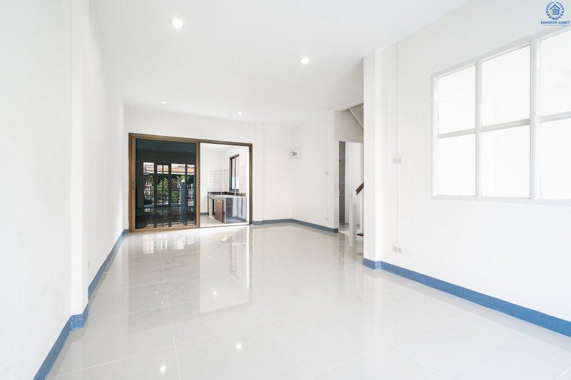 บ้านมือสองตกแต่งใหม่ แบรนด์ LH โครงการ บุศรินทร์วงแหวน (บ้านกล้วย-ไทรน้อย) บ้านหลังใหญ่พร้อมอยู่ เนื้อที่ 21 ตร.ว. ฟังก์ชั่นตอบโจทย์ทุกการอยู่อาศัย! 3 ห้องนอน 2 ห้องน้ำ ครบครันทั้งครัวเคาน์เตอร์+โรงรถ บนทำเลคุณภาพ! ติดถนนใหญ่ เดินทางสะดวก ใกล้เซ็นทรัลเวสต์เกต และรถไฟฟ้าสถานี "คลองบางไผ่"