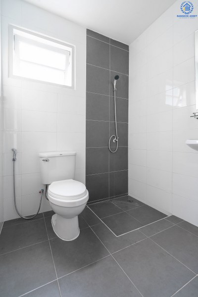 บ้านมือสองตกแต่งใหม่ แบรนด์ LH โครงการ บุศรินทร์วงแหวน (บ้านกล้วย-ไทรน้อย) บ้านหลังใหญ่พร้อมอยู่ เนื้อที่ 21 ตร.ว. ฟังก์ชั่นตอบโจทย์ทุกการอยู่อาศัย! 3 ห้องนอน 2 ห้องน้ำ ครบครันทั้งครัวเคาน์เตอร์+โรงรถ บนทำเลคุณภาพ! ติดถนนใหญ่ เดินทางสะดวก ใกล้เซ็นทรัลเวสต์เกต และรถไฟฟ้าสถานี "คลองบางไผ่"