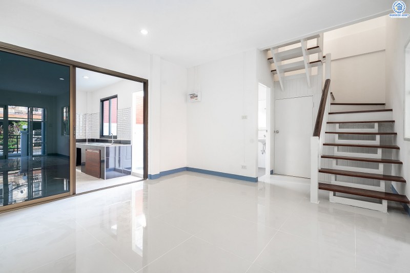 บ้านมือสองตกแต่งใหม่ แบรนด์ LH โครงการ บุศรินทร์วงแหวน (บ้านกล้วย-ไทรน้อย) บ้านหลังใหญ่พร้อมอยู่ เนื้อที่ 21 ตร.ว. ฟังก์ชั่นตอบโจทย์ทุกการอยู่อาศัย! 3 ห้องนอน 2 ห้องน้ำ ครบครันทั้งครัวเคาน์เตอร์+โรงรถ บนทำเลคุณภาพ! ติดถนนใหญ่ เดินทางสะดวก ใกล้เซ็นทรัลเวสต์เกต และรถไฟฟ้าสถานี "คลองบางไผ่"