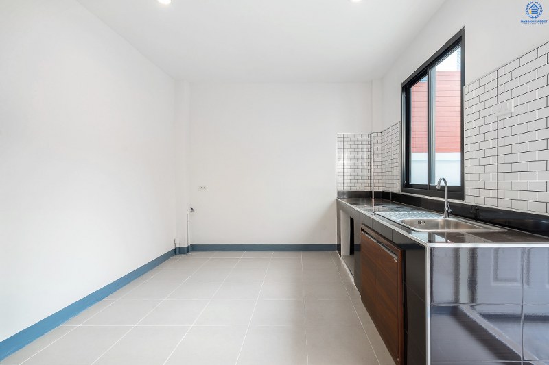 บ้านมือสองตกแต่งใหม่ แบรนด์ LH โครงการ บุศรินทร์วงแหวน (บ้านกล้วย-ไทรน้อย) บ้านหลังใหญ่พร้อมอยู่ เนื้อที่ 21 ตร.ว. ฟังก์ชั่นตอบโจทย์ทุกการอยู่อาศัย! 3 ห้องนอน 2 ห้องน้ำ ครบครันทั้งครัวเคาน์เตอร์+โรงรถ บนทำเลคุณภาพ! ติดถนนใหญ่ เดินทางสะดวก ใกล้เซ็นทรัลเวสต์เกต และรถไฟฟ้าสถานี "คลองบางไผ่"