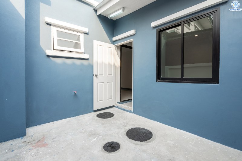 บ้านมือสองตกแต่งใหม่ แบรนด์ LH โครงการ บุศรินทร์วงแหวน (บ้านกล้วย-ไทรน้อย) บ้านหลังใหญ่พร้อมอยู่ เนื้อที่ 21 ตร.ว. ฟังก์ชั่นตอบโจทย์ทุกการอยู่อาศัย! 3 ห้องนอน 2 ห้องน้ำ ครบครันทั้งครัวเคาน์เตอร์+โรงรถ บนทำเลคุณภาพ! ติดถนนใหญ่ เดินทางสะดวก ใกล้เซ็นทรัลเวสต์เกต และรถไฟฟ้าสถานี "คลองบางไผ่"