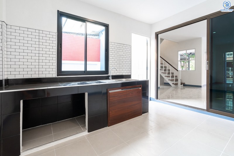 บ้านมือสองตกแต่งใหม่ แบรนด์ LH โครงการ บุศรินทร์วงแหวน (บ้านกล้วย-ไทรน้อย) บ้านหลังใหญ่พร้อมอยู่ เนื้อที่ 21 ตร.ว. ฟังก์ชั่นตอบโจทย์ทุกการอยู่อาศัย! 3 ห้องนอน 2 ห้องน้ำ ครบครันทั้งครัวเคาน์เตอร์+โรงรถ บนทำเลคุณภาพ! ติดถนนใหญ่ เดินทางสะดวก ใกล้เซ็นทรัลเวสต์เกต และรถไฟฟ้าสถานี "คลองบางไผ่"