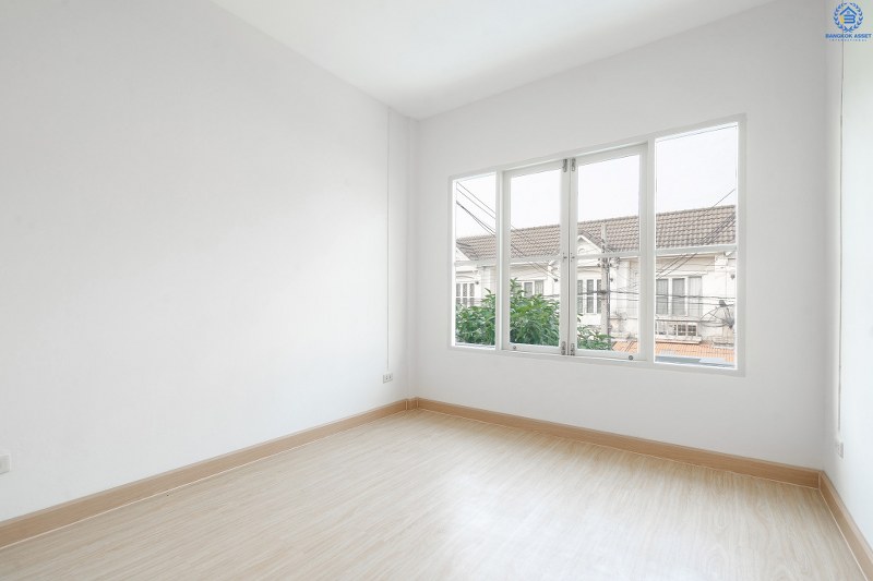 บ้านมือสองตกแต่งใหม่ แบรนด์ LH โครงการ บุศรินทร์วงแหวน (บ้านกล้วย-ไทรน้อย) บ้านหลังใหญ่พร้อมอยู่ เนื้อที่ 21 ตร.ว. ฟังก์ชั่นตอบโจทย์ทุกการอยู่อาศัย! 3 ห้องนอน 2 ห้องน้ำ ครบครันทั้งครัวเคาน์เตอร์+โรงรถ บนทำเลคุณภาพ! ติดถนนใหญ่ เดินทางสะดวก ใกล้เซ็นทรัลเวสต์เกต และรถไฟฟ้าสถานี "คลองบางไผ่"