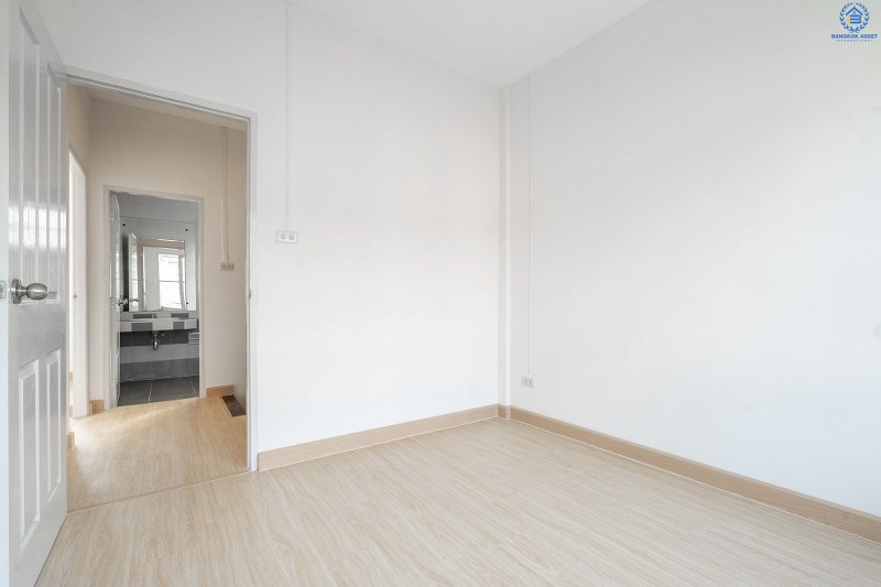 บ้านมือสองตกแต่งใหม่ แบรนด์ LH โครงการ บุศรินทร์วงแหวน (บ้านกล้วย-ไทรน้อย) บ้านหลังใหญ่พร้อมอยู่ เนื้อที่ 21 ตร.ว. ฟังก์ชั่นตอบโจทย์ทุกการอยู่อาศัย! 3 ห้องนอน 2 ห้องน้ำ ครบครันทั้งครัวเคาน์เตอร์+โรงรถ บนทำเลคุณภาพ! ติดถนนใหญ่ เดินทางสะดวก ใกล้เซ็นทรัลเวสต์เกต และรถไฟฟ้าสถานี "คลองบางไผ่"