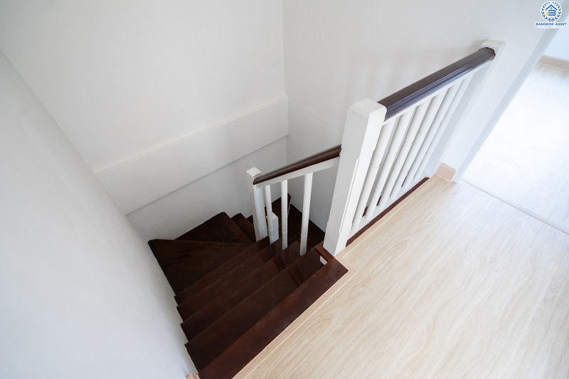 บ้านมือสองตกแต่งใหม่ แบรนด์ LH โครงการ บุศรินทร์วงแหวน (บ้านกล้วย-ไทรน้อย) บ้านหลังใหญ่พร้อมอยู่ เนื้อที่ 21 ตร.ว. ฟังก์ชั่นตอบโจทย์ทุกการอยู่อาศัย! 3 ห้องนอน 2 ห้องน้ำ ครบครันทั้งครัวเคาน์เตอร์+โรงรถ บนทำเลคุณภาพ! ติดถนนใหญ่ เดินทางสะดวก ใกล้เซ็นทรัลเวสต์เกต และรถไฟฟ้าสถานี "คลองบางไผ่"