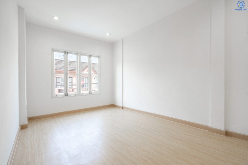 บ้านมือสองตกแต่งใหม่ แบรนด์ LH โครงการ บุศรินทร์วงแหวน (บ้านกล้วย-ไทรน้อย) บ้านหลังใหญ่พร้อมอยู่ เนื้อที่ 21 ตร.ว. ฟังก์ชั่นตอบโจทย์ทุกการอยู่อาศัย! 3 ห้องนอน 2 ห้องน้ำ ครบครันทั้งครัวเคาน์เตอร์+โรงรถ บนทำเลคุณภาพ! ติดถนนใหญ่ เดินทางสะดวก ใกล้เซ็นทรัลเวสต์เกต และรถไฟฟ้าสถานี "คลองบางไผ่"