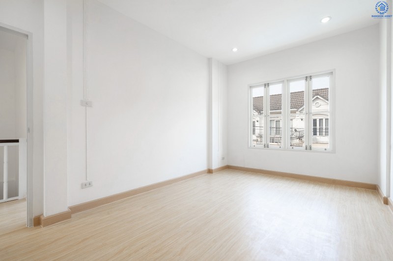 บ้านมือสองตกแต่งใหม่ แบรนด์ LH โครงการ บุศรินทร์วงแหวน (บ้านกล้วย-ไทรน้อย) บ้านหลังใหญ่พร้อมอยู่ เนื้อที่ 21 ตร.ว. ฟังก์ชั่นตอบโจทย์ทุกการอยู่อาศัย! 3 ห้องนอน 2 ห้องน้ำ ครบครันทั้งครัวเคาน์เตอร์+โรงรถ บนทำเลคุณภาพ! ติดถนนใหญ่ เดินทางสะดวก ใกล้เซ็นทรัลเวสต์เกต และรถไฟฟ้าสถานี "คลองบางไผ่"