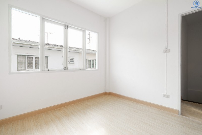 บ้านมือสองตกแต่งใหม่ แบรนด์ LH โครงการ บุศรินทร์วงแหวน (บ้านกล้วย-ไทรน้อย) บ้านหลังใหญ่พร้อมอยู่ เนื้อที่ 21 ตร.ว. ฟังก์ชั่นตอบโจทย์ทุกการอยู่อาศัย! 3 ห้องนอน 2 ห้องน้ำ ครบครันทั้งครัวเคาน์เตอร์+โรงรถ บนทำเลคุณภาพ! ติดถนนใหญ่ เดินทางสะดวก ใกล้เซ็นทรัลเวสต์เกต และรถไฟฟ้าสถานี "คลองบางไผ่"