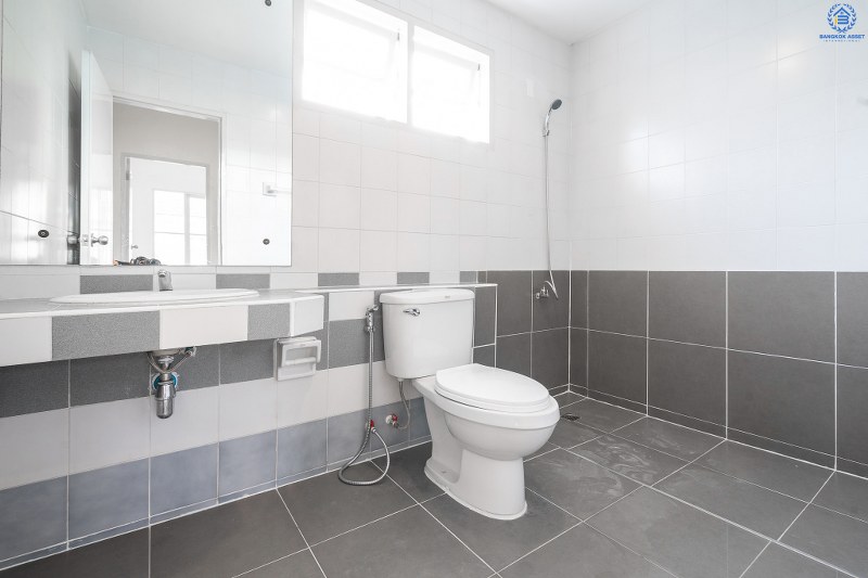 บ้านมือสองตกแต่งใหม่ แบรนด์ LH โครงการ บุศรินทร์วงแหวน (บ้านกล้วย-ไทรน้อย) บ้านหลังใหญ่พร้อมอยู่ เนื้อที่ 21 ตร.ว. ฟังก์ชั่นตอบโจทย์ทุกการอยู่อาศัย! 3 ห้องนอน 2 ห้องน้ำ ครบครันทั้งครัวเคาน์เตอร์+โรงรถ บนทำเลคุณภาพ! ติดถนนใหญ่ เดินทางสะดวก ใกล้เซ็นทรัลเวสต์เกต และรถไฟฟ้าสถานี "คลองบางไผ่"