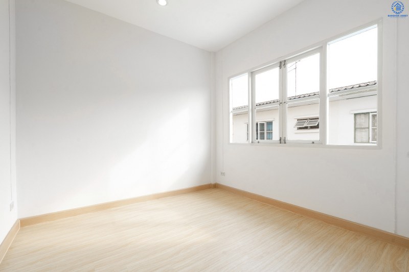 บ้านมือสองตกแต่งใหม่ แบรนด์ LH โครงการ บุศรินทร์วงแหวน (บ้านกล้วย-ไทรน้อย) บ้านหลังใหญ่พร้อมอยู่ เนื้อที่ 21 ตร.ว. ฟังก์ชั่นตอบโจทย์ทุกการอยู่อาศัย! 3 ห้องนอน 2 ห้องน้ำ ครบครันทั้งครัวเคาน์เตอร์+โรงรถ บนทำเลคุณภาพ! ติดถนนใหญ่ เดินทางสะดวก ใกล้เซ็นทรัลเวสต์เกต และรถไฟฟ้าสถานี "คลองบางไผ่"