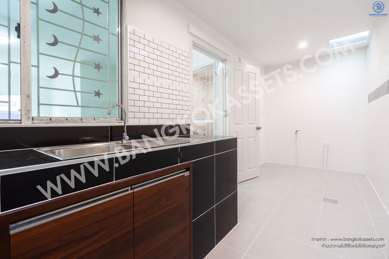 บ้านมือสองตกแต่งใหม่ ม.พฤกษาวิลล์ 33 ปิ่นเกล้า-วงแหวน ซ.วัดส้มเกลี้ยง (หน้ากว้าง 6 เมตร) บ้านพร้อมอยู่ แต่งครบทุกฟังก์ชั่น 3นอน 2น้ำ พร้อมครัวเคาน์เตอร์ และที่จอดรถส่วนตัว บนทำเลสะดวกทุกการเดินทาง เชื่อมต่อปิ่นเกล้า-ศาลายาได้อย่างรวดเร็ว ใกล้เซ็นทรัลเวสต์เกต และทางด่วน "ศรีรัช"