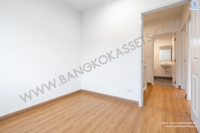 บ้านมือสองตกแต่งใหม่ ม.พฤกษาวิลล์ 33 ปิ่นเกล้า-วงแหวน ซ.วัดส้มเกลี้ยง (หน้ากว้าง 6 เมตร) บ้านพร้อมอยู่ แต่งครบทุกฟังก์ชั่น 3นอน 2น้ำ พร้อมครัวเคาน์เตอร์ และที่จอดรถส่วนตัว บนทำเลสะดวกทุกการเดินทาง เชื่อมต่อปิ่นเกล้า-ศาลายาได้อย่างรวดเร็ว ใกล้เซ็นทรัลเวสต์เกต และทางด่วน "ศรีรัช"