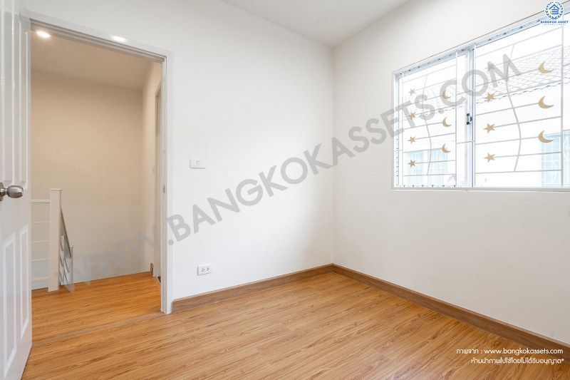 บ้านมือสองตกแต่งใหม่ ม.พฤกษาวิลล์ 33 ปิ่นเกล้า-วงแหวน ซ.วัดส้มเกลี้ยง (หน้ากว้าง 6 เมตร) บ้านพร้อมอยู่ แต่งครบทุกฟังก์ชั่น 3นอน 2น้ำ พร้อมครัวเคาน์เตอร์ และที่จอดรถส่วนตัว บนทำเลสะดวกทุกการเดินทาง เชื่อมต่อปิ่นเกล้า-ศาลายาได้อย่างรวดเร็ว ใกล้เซ็นทรัลเวสต์เกต และทางด่วน "ศรีรัช"