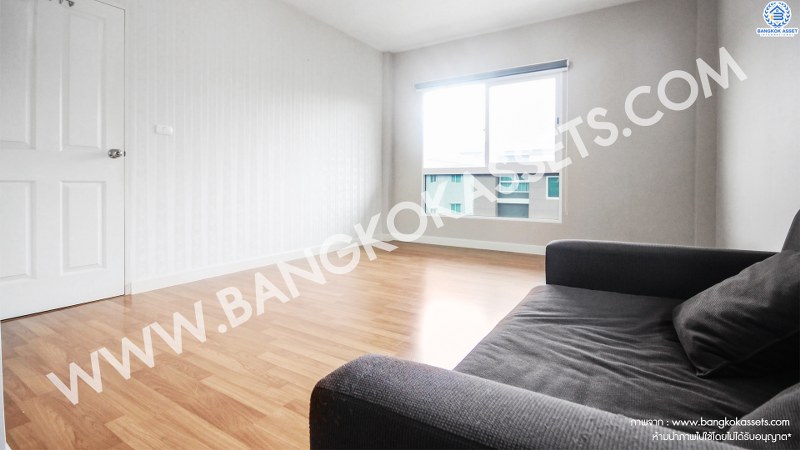 บ้านเดี่ยว 3 ชั้น โครงการ Mind ปิ่นเกล้า-จรัญสนิทวงศ์ บ้านหลังใหญ่พร้อมอยู่ เนื้อที่ขนาด 56.6 ตร.ว. ฟังก์ชั่น 4 ห้องนอน 4 ห้องน้ำ 2 ที่จอดรถ* แถมแอร์ 4 เครื่อง ภายในโปร่งกว้าง รองรับกับครอบครัวทุกขนาด ส่วนกลางครบครัน! ทั้งสระว่ายน้ำ สวน ฟิตเนสฯลฯ บนทำเลดีที่สุด* ห่างจากทางด่วนเพียง 5 นาที ใกล้ทั้งรถไฟฟ้าสายสีแดงอ่อน และสายสีน้ำเงิน