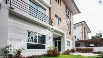 บ้านเดี่ยว 3 ชั้น โครงการ Mind ปิ่นเกล้า-จรัญสนิทวงศ์ บ้านหลังใหญ่พร้อมอยู่ เนื้อที่ขนาด 56.6 ตร.ว. ฟังก์ชั่น 4 ห้องนอน 4 ห้องน้ำ 2 ที่จอดรถ* แถมแอร์ 4 เครื่อง ภายในโปร่งกว้าง รองรับกับครอบครัวทุกขนาด ส่วนกลางครบครัน! ทั้งสระว่ายน้ำ สวน ฟิตเนสฯลฯ บนทำเลดีที่สุด* ห่างจากทางด่วนเพียง 5 นาที ใกล้ทั้งรถไฟฟ้าสายสีแดงอ่อน และสายสีน้ำเงิน