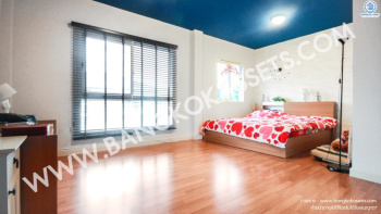 บ้านเดี่ยว 3 ชั้น โครงการ Mind ปิ่นเกล้า-จรัญสนิทวงศ์ บ้านหลังใหญ่พร้อมอยู่ เนื้อที่ขนาด 56.6 ตร.ว. ฟังก์ชั่น 4 ห้องนอน 4 ห้องน้ำ 2 ที่จอดรถ* แถมแอร์ 4 เครื่อง ภายในโปร่งกว้าง รองรับกับครอบครัวทุกขนาด ส่วนกลางครบครัน! ทั้งสระว่ายน้ำ สวน ฟิตเนสฯลฯ บนทำเลดีที่สุด* ห่างจากทางด่วนเพียง 5 นาที ใกล้ทั้งรถไฟฟ้าสายสีแดงอ่อน และสายสีน้ำเงิน