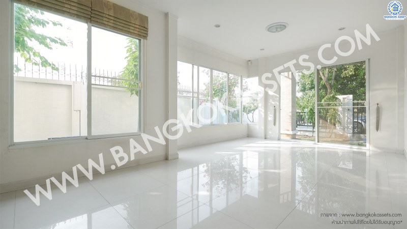 บ้านเดี่ยวมือสองนนทบุรี ห้องมุม! ม.สัมมากร ติดถนนราชพฤกษ์ บ้านหลังใหญ่พร้อมอยู่ เนื้อที่ 64.6 ตร.ว. ฟังก์ชั่น 3ห้องนอน 3ห้องน้ำ 2 ที่จอดรถ มีบิ้วท์อินครัวเคาน์เตอร์ บนทำเลเดินทางสะดวก หน้าโครงการอยู่ติดกับเพียวเพลส-Maxvalu ราชพฤกษ์ พร้อมเชื่อมต่อถ.ชัยพฤกษ์ และถ.รัตนาธิเบศร์ เพียง 10 นาทีถึงรถไฟฟ้า สถานีบางรักใหญ่