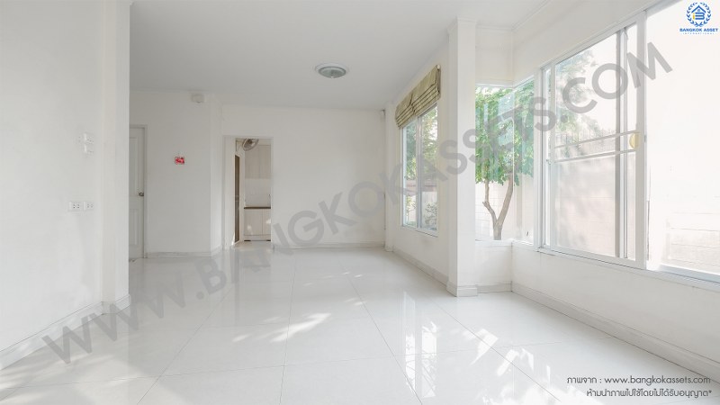 บ้านเดี่ยวมือสองนนทบุรี ห้องมุม! ม.สัมมากร ติดถนนราชพฤกษ์ บ้านหลังใหญ่พร้อมอยู่ เนื้อที่ 64.6 ตร.ว. ฟังก์ชั่น 3ห้องนอน 3ห้องน้ำ 2 ที่จอดรถ มีบิ้วท์อินครัวเคาน์เตอร์ บนทำเลเดินทางสะดวก หน้าโครงการอยู่ติดกับเพียวเพลส-Maxvalu ราชพฤกษ์ พร้อมเชื่อมต่อถ.ชัยพฤกษ์ และถ.รัตนาธิเบศร์ เพียง 10 นาทีถึงรถไฟฟ้า สถานีบางรักใหญ่