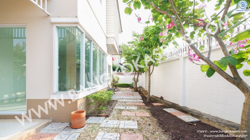 บ้านเดี่ยวมือสองนนทบุรี ห้องมุม! ม.สัมมากร ติดถนนราชพฤกษ์ บ้านหลังใหญ่พร้อมอยู่ เนื้อที่ 64.6 ตร.ว. ฟังก์ชั่น 3ห้องนอน 3ห้องน้ำ 2 ที่จอดรถ มีบิ้วท์อินครัวเคาน์เตอร์ บนทำเลเดินทางสะดวก หน้าโครงการอยู่ติดกับเพียวเพลส-Maxvalu ราชพฤกษ์ พร้อมเชื่อมต่อถ.ชัยพฤกษ์ และถ.รัตนาธิเบศร์ เพียง 10 นาทีถึงรถไฟฟ้า สถานีบางรักใหญ่