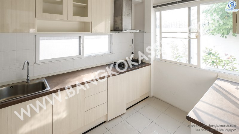 บ้านเดี่ยวมือสองนนทบุรี ห้องมุม! ม.สัมมากร ติดถนนราชพฤกษ์ บ้านหลังใหญ่พร้อมอยู่ เนื้อที่ 64.6 ตร.ว. ฟังก์ชั่น 3ห้องนอน 3ห้องน้ำ 2 ที่จอดรถ มีบิ้วท์อินครัวเคาน์เตอร์ บนทำเลเดินทางสะดวก หน้าโครงการอยู่ติดกับเพียวเพลส-Maxvalu ราชพฤกษ์ พร้อมเชื่อมต่อถ.ชัยพฤกษ์ และถ.รัตนาธิเบศร์ เพียง 10 นาทีถึงรถไฟฟ้า สถานีบางรักใหญ่