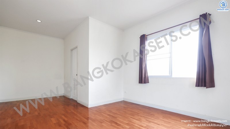 บ้านเดี่ยวมือสองนนทบุรี ห้องมุม! ม.สัมมากร ติดถนนราชพฤกษ์ บ้านหลังใหญ่พร้อมอยู่ เนื้อที่ 64.6 ตร.ว. ฟังก์ชั่น 3ห้องนอน 3ห้องน้ำ 2 ที่จอดรถ มีบิ้วท์อินครัวเคาน์เตอร์ บนทำเลเดินทางสะดวก หน้าโครงการอยู่ติดกับเพียวเพลส-Maxvalu ราชพฤกษ์ พร้อมเชื่อมต่อถ.ชัยพฤกษ์ และถ.รัตนาธิเบศร์ เพียง 10 นาทีถึงรถไฟฟ้า สถานีบางรักใหญ่