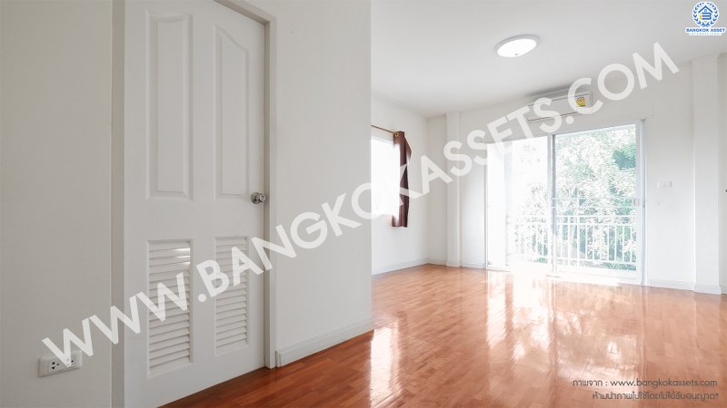 บ้านเดี่ยวมือสองนนทบุรี ห้องมุม! ม.สัมมากร ติดถนนราชพฤกษ์ บ้านหลังใหญ่พร้อมอยู่ เนื้อที่ 64.6 ตร.ว. ฟังก์ชั่น 3ห้องนอน 3ห้องน้ำ 2 ที่จอดรถ มีบิ้วท์อินครัวเคาน์เตอร์ บนทำเลเดินทางสะดวก หน้าโครงการอยู่ติดกับเพียวเพลส-Maxvalu ราชพฤกษ์ พร้อมเชื่อมต่อถ.ชัยพฤกษ์ และถ.รัตนาธิเบศร์ เพียง 10 นาทีถึงรถไฟฟ้า สถานีบางรักใหญ่