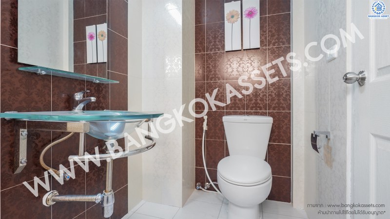 บ้านเดี่ยวมือสองนนทบุรี ห้องมุม! ม.สัมมากร ติดถนนราชพฤกษ์ บ้านหลังใหญ่พร้อมอยู่ เนื้อที่ 64.6 ตร.ว. ฟังก์ชั่น 3ห้องนอน 3ห้องน้ำ 2 ที่จอดรถ มีบิ้วท์อินครัวเคาน์เตอร์ บนทำเลเดินทางสะดวก หน้าโครงการอยู่ติดกับเพียวเพลส-Maxvalu ราชพฤกษ์ พร้อมเชื่อมต่อถ.ชัยพฤกษ์ และถ.รัตนาธิเบศร์ เพียง 10 นาทีถึงรถไฟฟ้า สถานีบางรักใหญ่