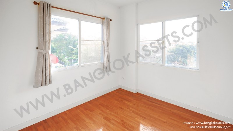 บ้านเดี่ยวมือสองนนทบุรี ห้องมุม! ม.สัมมากร ติดถนนราชพฤกษ์ บ้านหลังใหญ่พร้อมอยู่ เนื้อที่ 64.6 ตร.ว. ฟังก์ชั่น 3ห้องนอน 3ห้องน้ำ 2 ที่จอดรถ มีบิ้วท์อินครัวเคาน์เตอร์ บนทำเลเดินทางสะดวก หน้าโครงการอยู่ติดกับเพียวเพลส-Maxvalu ราชพฤกษ์ พร้อมเชื่อมต่อถ.ชัยพฤกษ์ และถ.รัตนาธิเบศร์ เพียง 10 นาทีถึงรถไฟฟ้า สถานีบางรักใหญ่