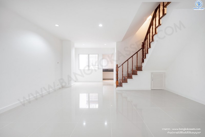 บ้านมือสองตกแต่งใหม่ ใกล้ตลาดเจ้าพระยา! ม.เจ้าพระยา9 รัตนาธิเบศร์ ชีวิตสะดวกสบาย ครบครันทุกฟังก์ชั่น บนเนื้อที่ 21.2 ตร.วา. 5 ห้องนอน 3 ห้องน้ำ พร้อมครัวเคาน์เตอร์+โรงรถ บนทำเลดีที่สุด เชื่อมต่อถนนเส้นหลัก ทั้ง ถ.ราชพฤกษ์ , ถ.กาญจนาภิเษก และถ.รัตนาธิเบศร์ เพียง 5 นาทีถึง MRT "สถานีบางพลู"