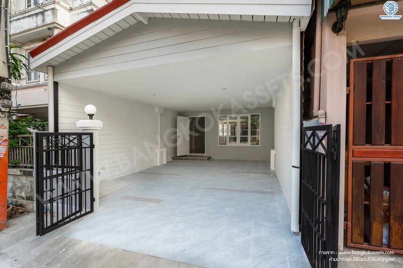 บ้านมือสองตกแต่งใหม่ ใกล้ตลาดเจ้าพระยา! ม.เจ้าพระยา9 รัตนาธิเบศร์ ชีวิตสะดวกสบาย ครบครันทุกฟังก์ชั่น บนเนื้อที่ 21.2 ตร.วา. 5 ห้องนอน 3 ห้องน้ำ พร้อมครัวเคาน์เตอร์+โรงรถ บนทำเลดีที่สุด เชื่อมต่อถนนเส้นหลัก ทั้ง ถ.ราชพฤกษ์ , ถ.กาญจนาภิเษก และถ.รัตนาธิเบศร์ เพียง 5 นาทีถึง MRT "สถานีบางพลู"