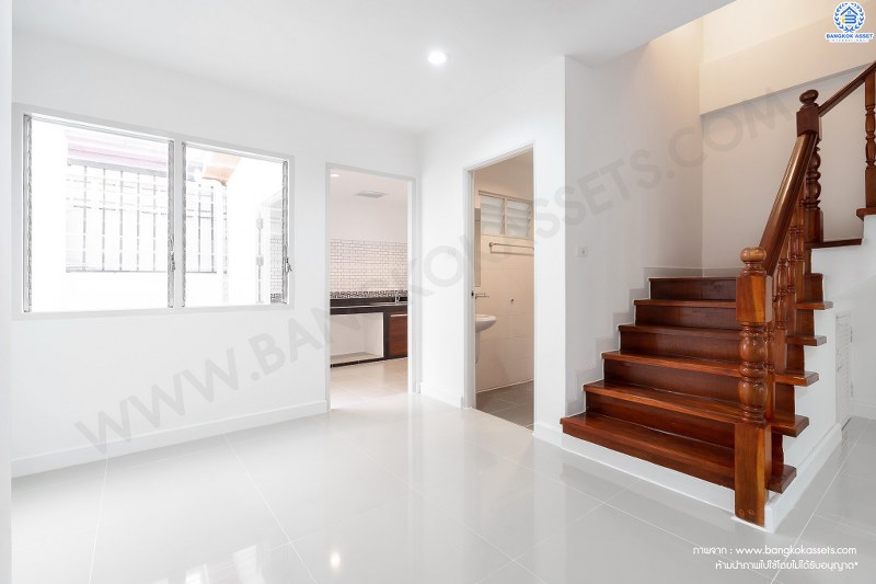 บ้านมือสองตกแต่งใหม่ ใกล้ตลาดเจ้าพระยา! ม.เจ้าพระยา9 รัตนาธิเบศร์ ชีวิตสะดวกสบาย ครบครันทุกฟังก์ชั่น บนเนื้อที่ 21.2 ตร.วา. 5 ห้องนอน 3 ห้องน้ำ พร้อมครัวเคาน์เตอร์+โรงรถ บนทำเลดีที่สุด เชื่อมต่อถนนเส้นหลัก ทั้ง ถ.ราชพฤกษ์ , ถ.กาญจนาภิเษก และถ.รัตนาธิเบศร์ เพียง 5 นาทีถึง MRT "สถานีบางพลู"