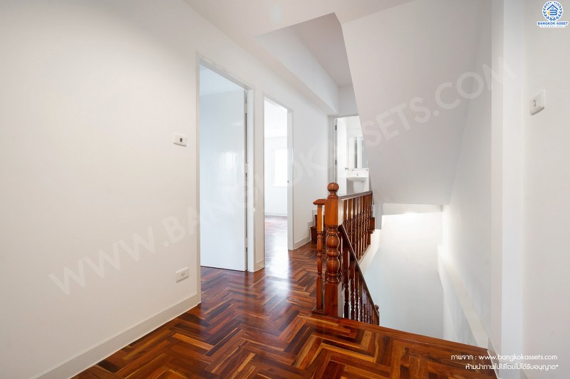 บ้านมือสองตกแต่งใหม่ ใกล้ตลาดเจ้าพระยา! ม.เจ้าพระยา9 รัตนาธิเบศร์ ชีวิตสะดวกสบาย ครบครันทุกฟังก์ชั่น บนเนื้อที่ 21.2 ตร.วา. 5 ห้องนอน 3 ห้องน้ำ พร้อมครัวเคาน์เตอร์+โรงรถ บนทำเลดีที่สุด เชื่อมต่อถนนเส้นหลัก ทั้ง ถ.ราชพฤกษ์ , ถ.กาญจนาภิเษก และถ.รัตนาธิเบศร์ เพียง 5 นาทีถึง MRT "สถานีบางพลู"