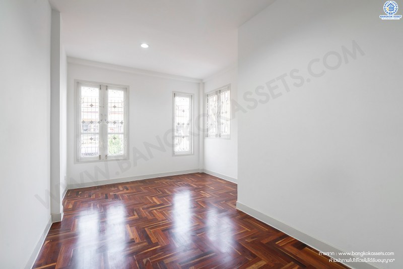 บ้านมือสองตกแต่งใหม่ ใกล้ตลาดเจ้าพระยา! ม.เจ้าพระยา9 รัตนาธิเบศร์ ชีวิตสะดวกสบาย ครบครันทุกฟังก์ชั่น บนเนื้อที่ 21.2 ตร.วา. 5 ห้องนอน 3 ห้องน้ำ พร้อมครัวเคาน์เตอร์+โรงรถ บนทำเลดีที่สุด เชื่อมต่อถนนเส้นหลัก ทั้ง ถ.ราชพฤกษ์ , ถ.กาญจนาภิเษก และถ.รัตนาธิเบศร์ เพียง 5 นาทีถึง MRT "สถานีบางพลู"