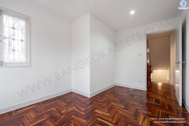 บ้านมือสองตกแต่งใหม่ ใกล้ตลาดเจ้าพระยา! ม.เจ้าพระยา9 รัตนาธิเบศร์ ชีวิตสะดวกสบาย ครบครันทุกฟังก์ชั่น บนเนื้อที่ 21.2 ตร.วา. 5 ห้องนอน 3 ห้องน้ำ พร้อมครัวเคาน์เตอร์+โรงรถ บนทำเลดีที่สุด เชื่อมต่อถนนเส้นหลัก ทั้ง ถ.ราชพฤกษ์ , ถ.กาญจนาภิเษก และถ.รัตนาธิเบศร์ เพียง 5 นาทีถึง MRT "สถานีบางพลู"