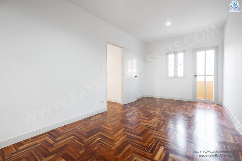 บ้านมือสองตกแต่งใหม่ ใกล้ตลาดเจ้าพระยา! ม.เจ้าพระยา9 รัตนาธิเบศร์ ชีวิตสะดวกสบาย ครบครันทุกฟังก์ชั่น บนเนื้อที่ 21.2 ตร.วา. 5 ห้องนอน 3 ห้องน้ำ พร้อมครัวเคาน์เตอร์+โรงรถ บนทำเลดีที่สุด เชื่อมต่อถนนเส้นหลัก ทั้ง ถ.ราชพฤกษ์ , ถ.กาญจนาภิเษก และถ.รัตนาธิเบศร์ เพียง 5 นาทีถึง MRT "สถานีบางพลู"