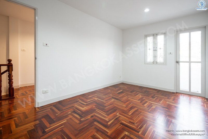 บ้านมือสองตกแต่งใหม่ ใกล้ตลาดเจ้าพระยา! ม.เจ้าพระยา9 รัตนาธิเบศร์ ชีวิตสะดวกสบาย ครบครันทุกฟังก์ชั่น บนเนื้อที่ 21.2 ตร.วา. 5 ห้องนอน 3 ห้องน้ำ พร้อมครัวเคาน์เตอร์+โรงรถ บนทำเลดีที่สุด เชื่อมต่อถนนเส้นหลัก ทั้ง ถ.ราชพฤกษ์ , ถ.กาญจนาภิเษก และถ.รัตนาธิเบศร์ เพียง 5 นาทีถึง MRT "สถานีบางพลู"