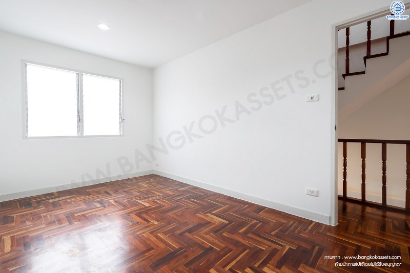 บ้านมือสองตกแต่งใหม่ ใกล้ตลาดเจ้าพระยา! ม.เจ้าพระยา9 รัตนาธิเบศร์ ชีวิตสะดวกสบาย ครบครันทุกฟังก์ชั่น บนเนื้อที่ 21.2 ตร.วา. 5 ห้องนอน 3 ห้องน้ำ พร้อมครัวเคาน์เตอร์+โรงรถ บนทำเลดีที่สุด เชื่อมต่อถนนเส้นหลัก ทั้ง ถ.ราชพฤกษ์ , ถ.กาญจนาภิเษก และถ.รัตนาธิเบศร์ เพียง 5 นาทีถึง MRT "สถานีบางพลู"