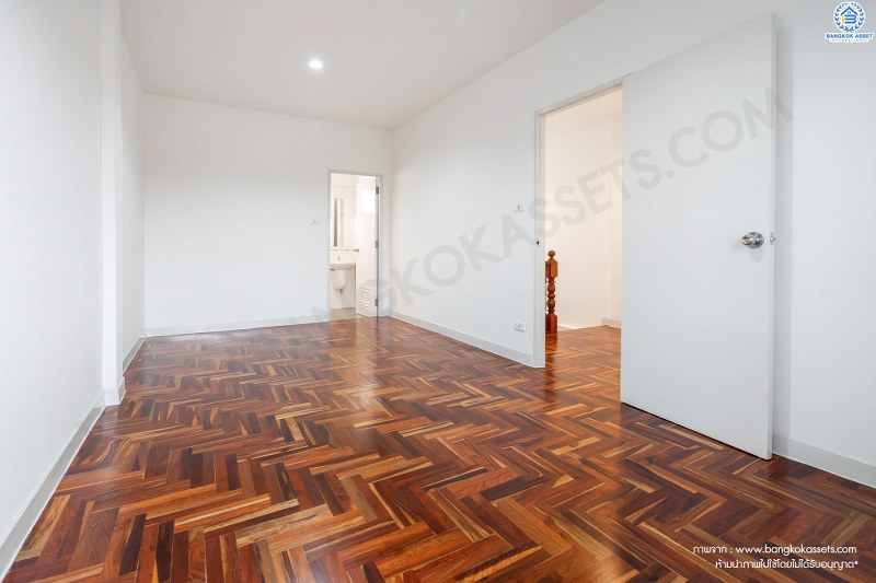 บ้านมือสองตกแต่งใหม่ ใกล้ตลาดเจ้าพระยา! ม.เจ้าพระยา9 รัตนาธิเบศร์ ชีวิตสะดวกสบาย ครบครันทุกฟังก์ชั่น บนเนื้อที่ 21.2 ตร.วา. 5 ห้องนอน 3 ห้องน้ำ พร้อมครัวเคาน์เตอร์+โรงรถ บนทำเลดีที่สุด เชื่อมต่อถนนเส้นหลัก ทั้ง ถ.ราชพฤกษ์ , ถ.กาญจนาภิเษก และถ.รัตนาธิเบศร์ เพียง 5 นาทีถึง MRT "สถานีบางพลู"