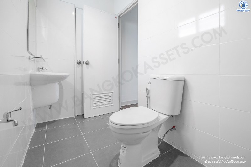 บ้านมือสองตกแต่งใหม่ ใกล้ตลาดเจ้าพระยา! ม.เจ้าพระยา9 รัตนาธิเบศร์ ชีวิตสะดวกสบาย ครบครันทุกฟังก์ชั่น บนเนื้อที่ 21.2 ตร.วา. 5 ห้องนอน 3 ห้องน้ำ พร้อมครัวเคาน์เตอร์+โรงรถ บนทำเลดีที่สุด เชื่อมต่อถนนเส้นหลัก ทั้ง ถ.ราชพฤกษ์ , ถ.กาญจนาภิเษก และถ.รัตนาธิเบศร์ เพียง 5 นาทีถึง MRT "สถานีบางพลู"