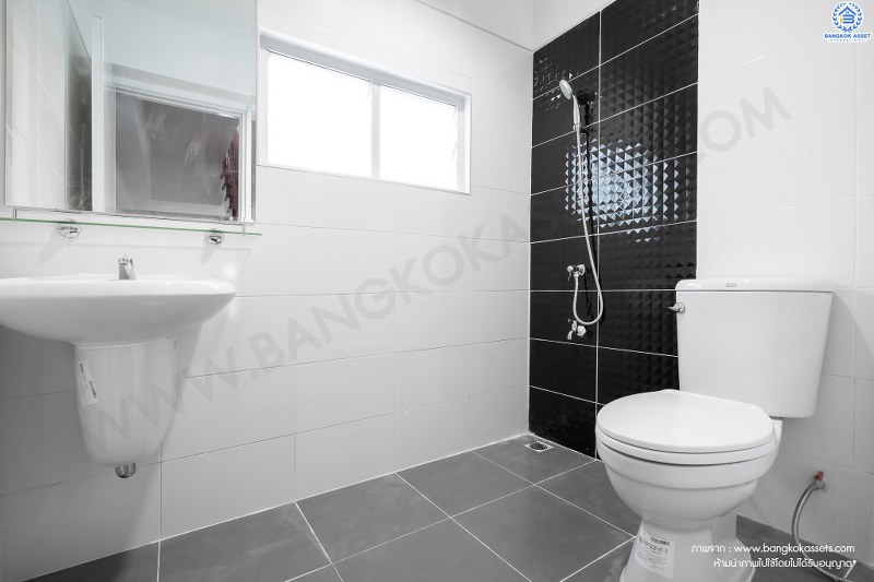 บ้านมือสองตกแต่งใหม่ ใกล้ตลาดเจ้าพระยา! ม.เจ้าพระยา9 รัตนาธิเบศร์ ชีวิตสะดวกสบาย ครบครันทุกฟังก์ชั่น บนเนื้อที่ 21.2 ตร.วา. 5 ห้องนอน 3 ห้องน้ำ พร้อมครัวเคาน์เตอร์+โรงรถ บนทำเลดีที่สุด เชื่อมต่อถนนเส้นหลัก ทั้ง ถ.ราชพฤกษ์ , ถ.กาญจนาภิเษก และถ.รัตนาธิเบศร์ เพียง 5 นาทีถึง MRT "สถานีบางพลู"